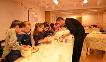 Los niños exploran sus aptitudes para la cocina en el taller navideño de la Apehl