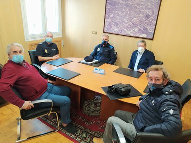 La Policía Nacional y Local de Lugo se reúne con representantes de la hostelería, el comercio y los vecinos para abordar la importancia del cumplimiento de las normas establecidas anti-covid-19 