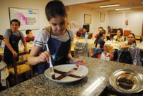 Children learn to cook with Alejandro Méndez in the Apehl’s summer camp
