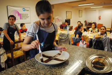 Los niños aprenden a cocinar de la mano de Alejandro Méndez en el campamento de verano de la Apehl