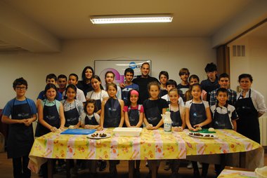 El campamento de verano de la Apehl reúne a 25 niños que aprenden a cocinar de una manera divertida
