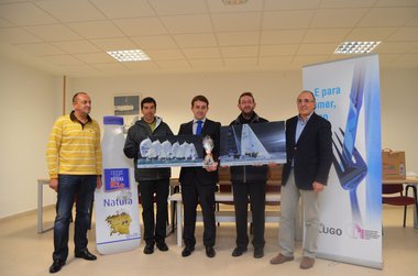 Cheché Real y Gonzalo Araújo le entregan al Grupo Leche Río los últimos trofeos conseguidos por el barco …E para comer, Lugo 