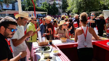 El puesto de “… E Para Comer, Lugo” sigue recorriendo España con la caravana de la Vuelta 