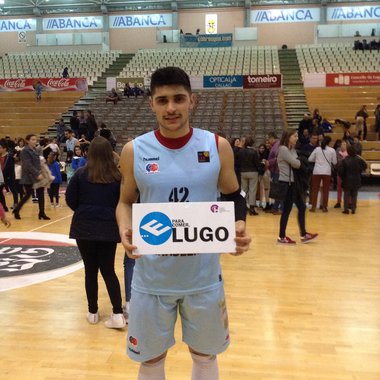 El jugador del Breogán Sergi Quintela con …E para comer, Lugo