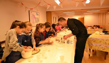 Los niños exploran sus aptitudes para la cocina en el taller navideño de la Apehl